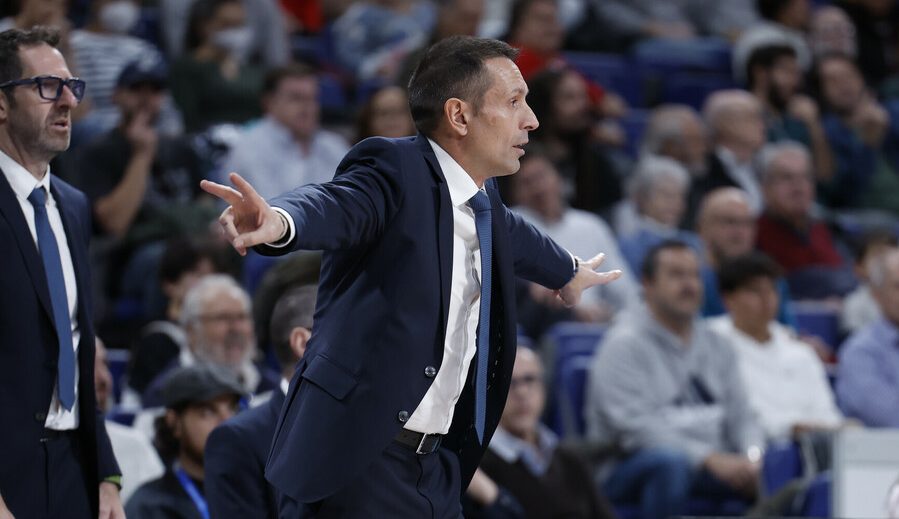 El enfado de Natxo Lezkano con el arbitraje tras la derrota del MoraBanc Andorra en Valencia