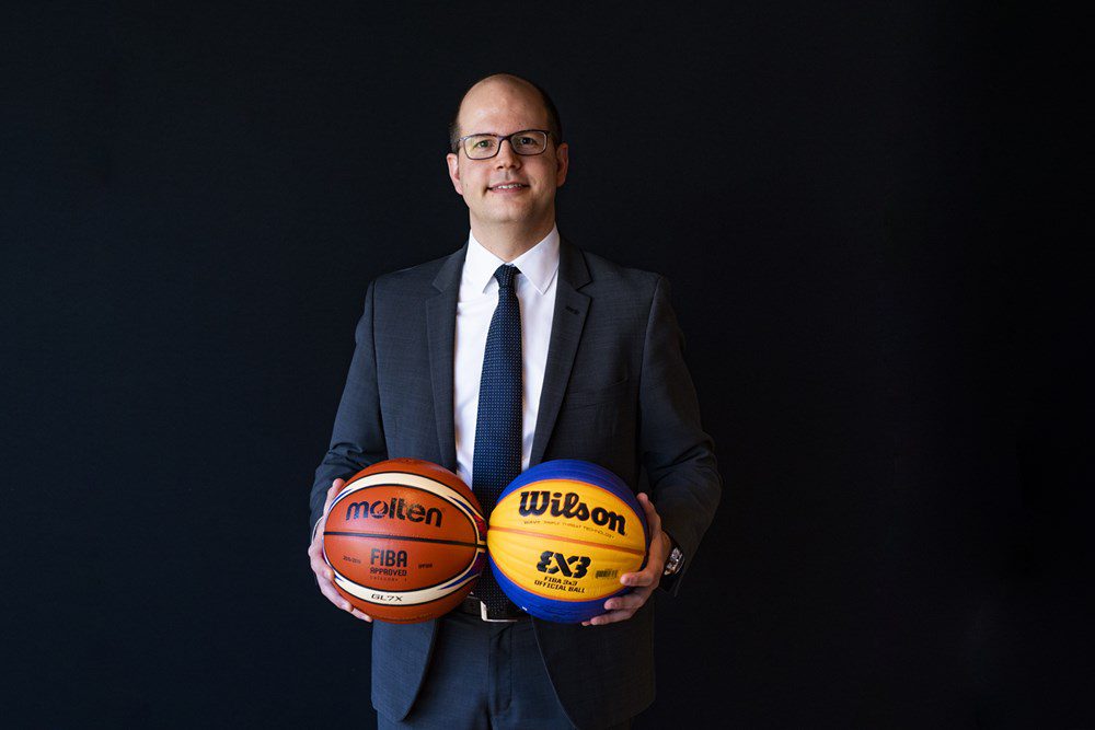¿Cómo está la relación FIBA/Euroliga? Nacionalizados, calendario… Habla el secretario general de FIBA, Andreas Zagklis