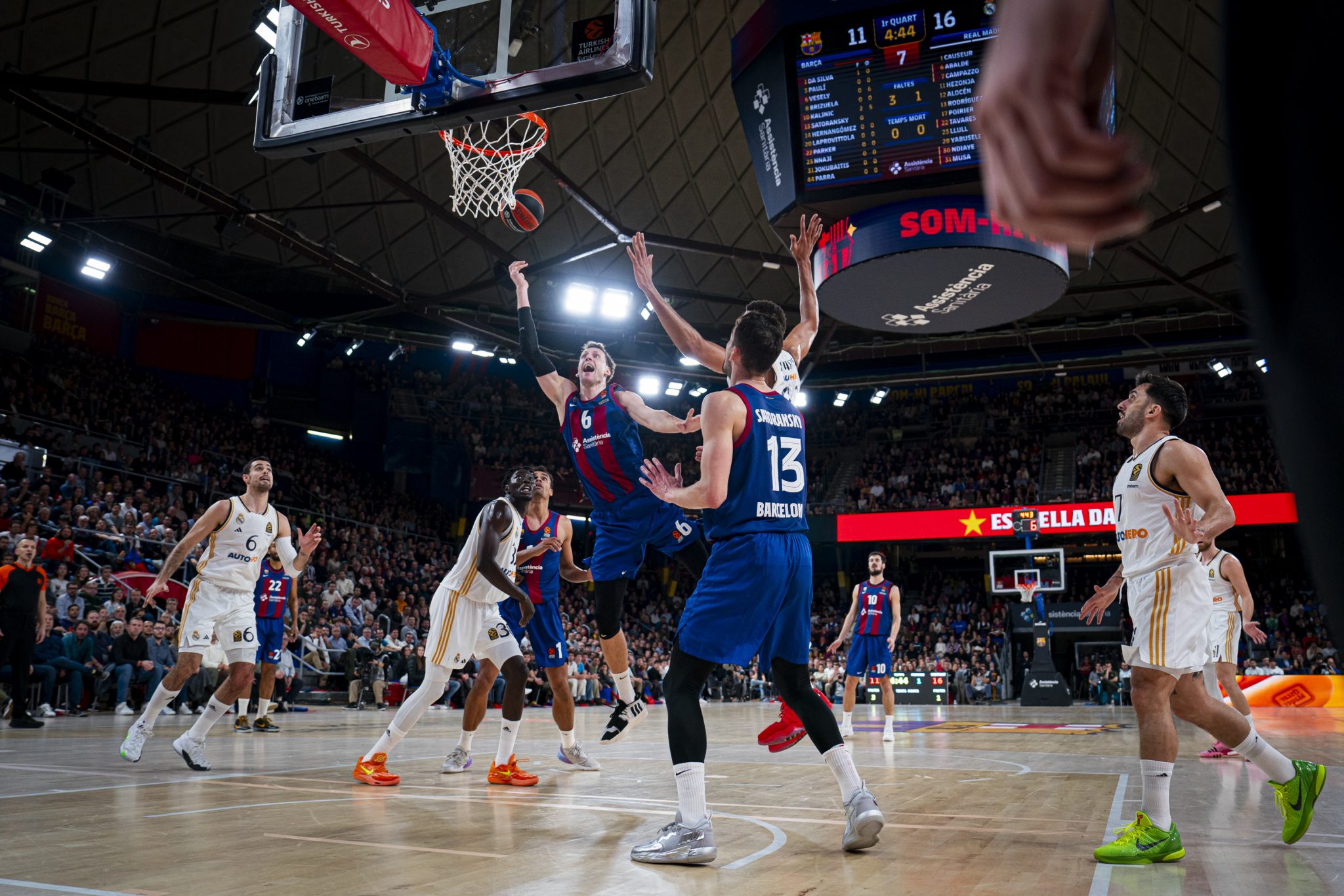 El Barça se lleva el Clásico de Euroliga ante el Madrid con un espectacular Vesely