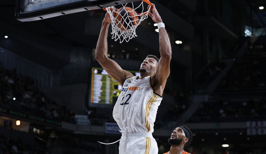 El Real Madrid cierra el año venciendo al Valencia Basket con unos notables Campazzo y Tavares