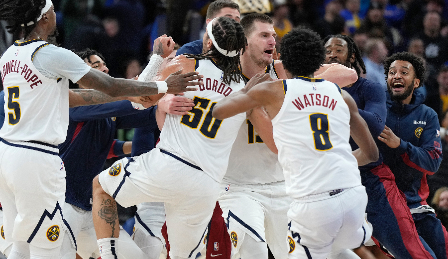 Nikola Jokic anota una de las canastas más inverosímiles de su trayectoria para ganar a los Warriors (Vídeo)