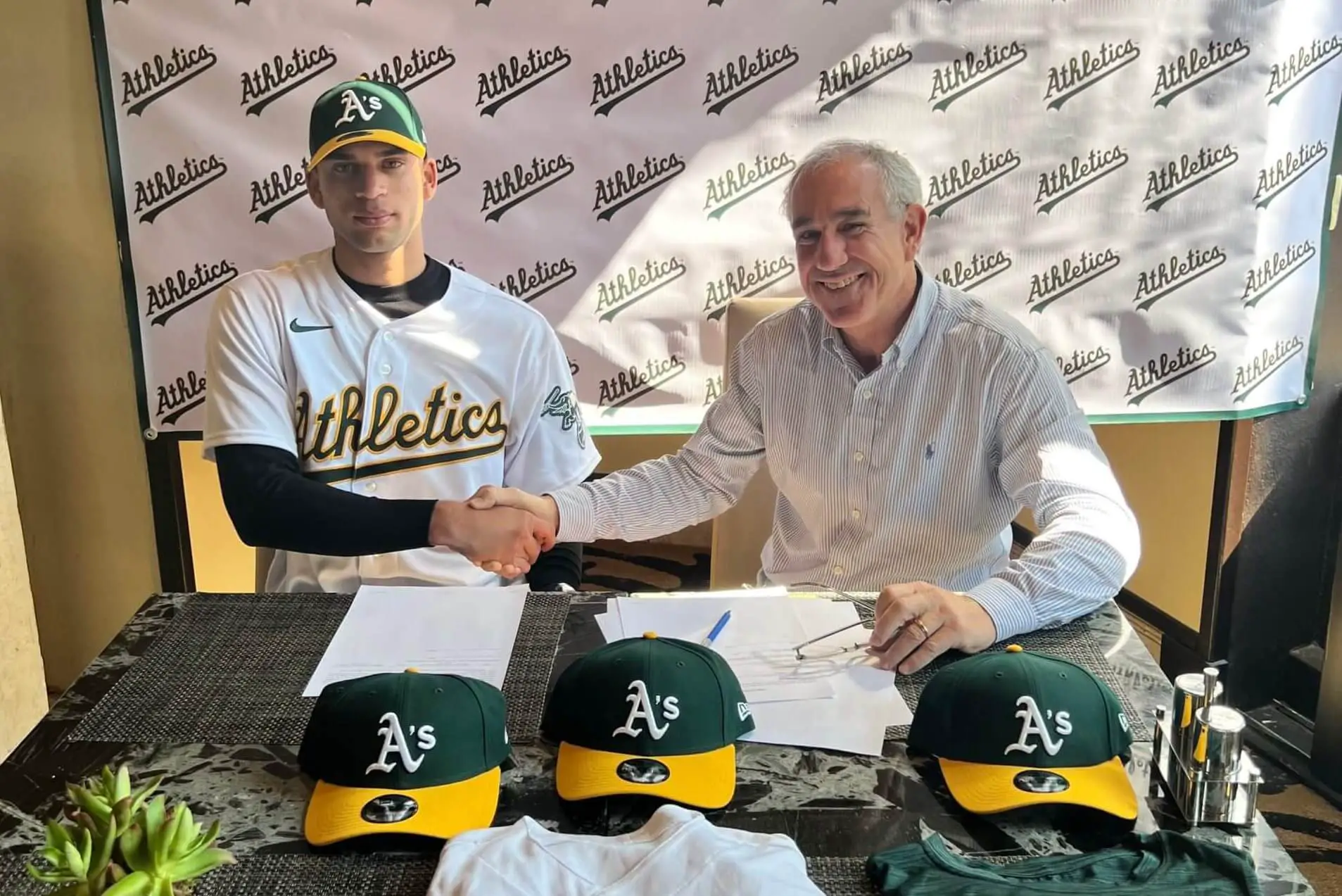 Luis Danys Morales en su firma con los A´s