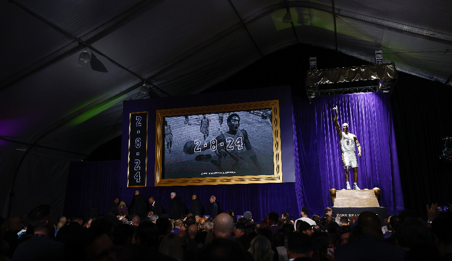 Los Angeles Lakers inauguran la primera estatua de Kobe. Toda la info