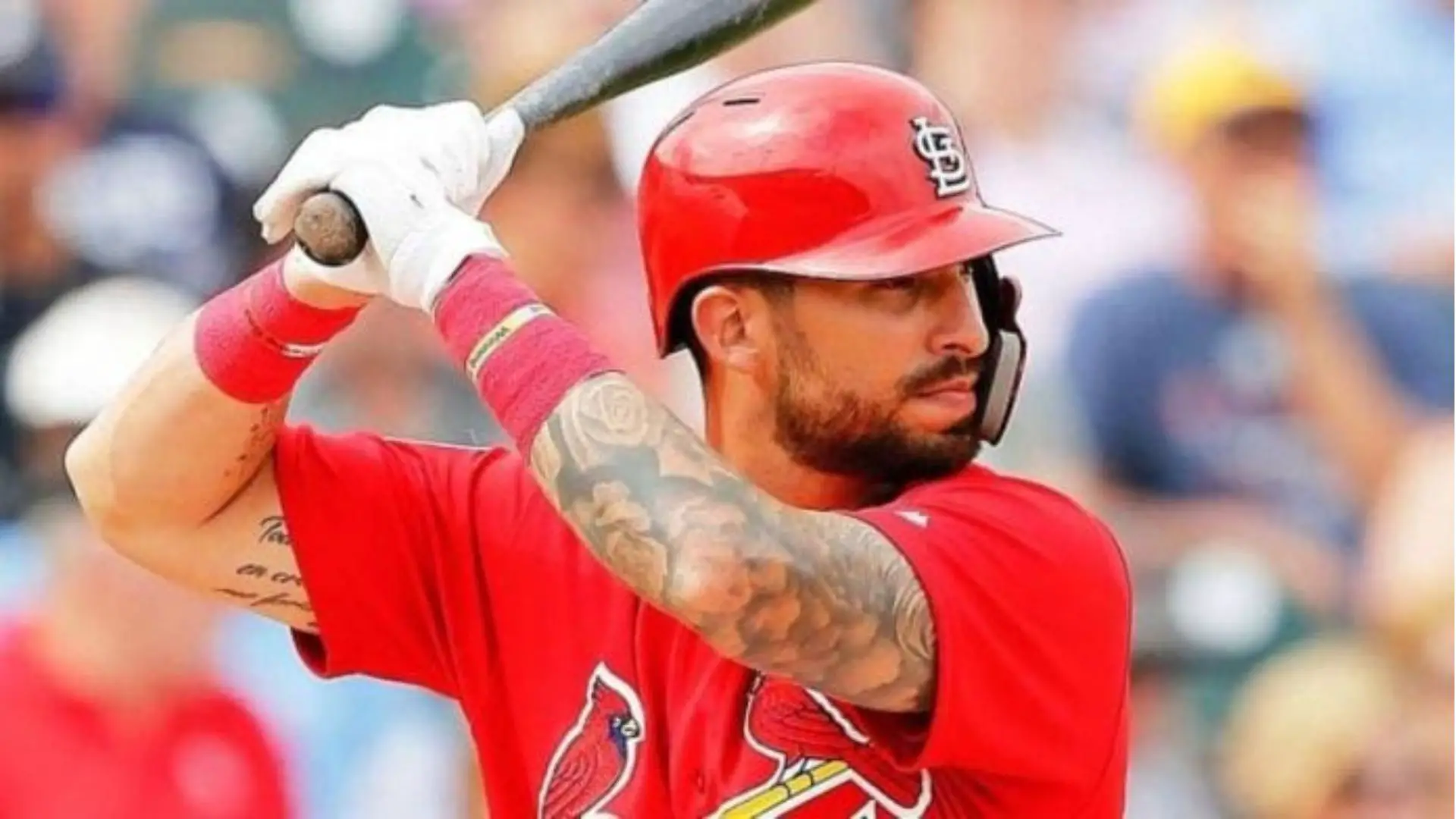 El cubano Rangel Ravelo fue invitado al venidero Spring Training por los Marineros de Seattle. Ravelo firmó el pasado mes de noviembre un contrato de Liga Menor con el conjunto de Seattle, equipo que pertenece a la División Oeste de la Liga Americana en las Grandes Ligas.   Ravelo es uno de los 31 peloteros que no pertenecen al Roster de 40 de la organización marinera en ser invitados al Srping Training. Esta es una buena oportunidad para el jugador de 31 años de demostrar como se encuentra luego de la operación a la que fue sometida hace unos meses. Durante su carrera profesional, Rangel Ravelo ha firmado con varias organizaciones de Grandes Ligas. Su primera firma llegó con los White Sox de Chicago en 2010, después la siguieron Atléticos de Oakland, Cardenales de San Luis, Dodgers de Los Ángeles, Padres de San Diego y ahora Marineros de Seattle. El nacido en La Habana cuenta con dos temporadas de experiencia en Grandes Ligas cuando en las campañas de 2019 y 2020 participó con los Cardenales de San Luis. Su debut en el mejor béisbol del mundo llegó a los 27 años  y tuvo la oportunidad de participar en 29 desafíos con San Luis en 2019. Ahí promedió para .205 con una línea de .26/.410/.666. En 30 veces al bate conectó par de cuadrangulares y remolcó siete carreras, además de dos dobletes y cuatro anotadas.  En 2020 la temporada fue recortada por las incidencia de la pandemia. Ese año Ravelo vio acción en 13 encuentros, conectando un cuadrangular y empujando seis con un promedio ofensivo de .171 producto a seis imparables en 35 turnos. La pasada temporada  se estuvo desempeñando en Triple A con el equipo de El Paso, perteneciente a la organización de los Padres de San Diego. En 59 compromisos tuvo una gran actuación ofensiva .310/.428/.473/.901, además de pegar 8 vuelacercas, nueve dobles y empujar 35 carreras en 203 veces al bate