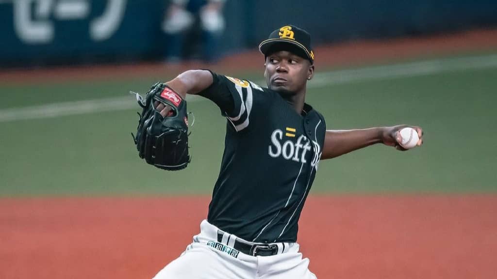 Liván Moinelo está por encima del béisbol japonés
