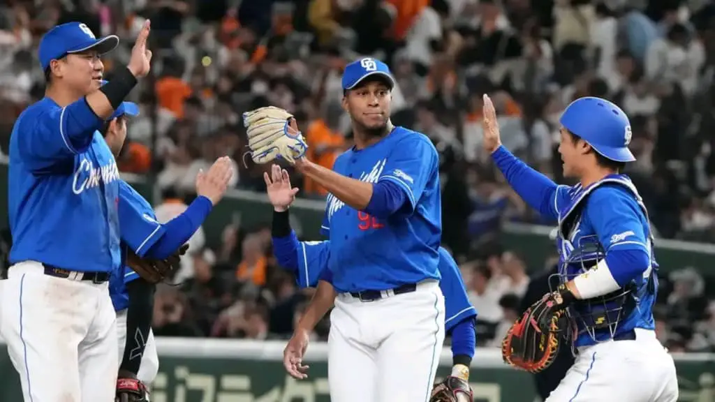 Raidel Martínez salva y se consolida como líder en NPB