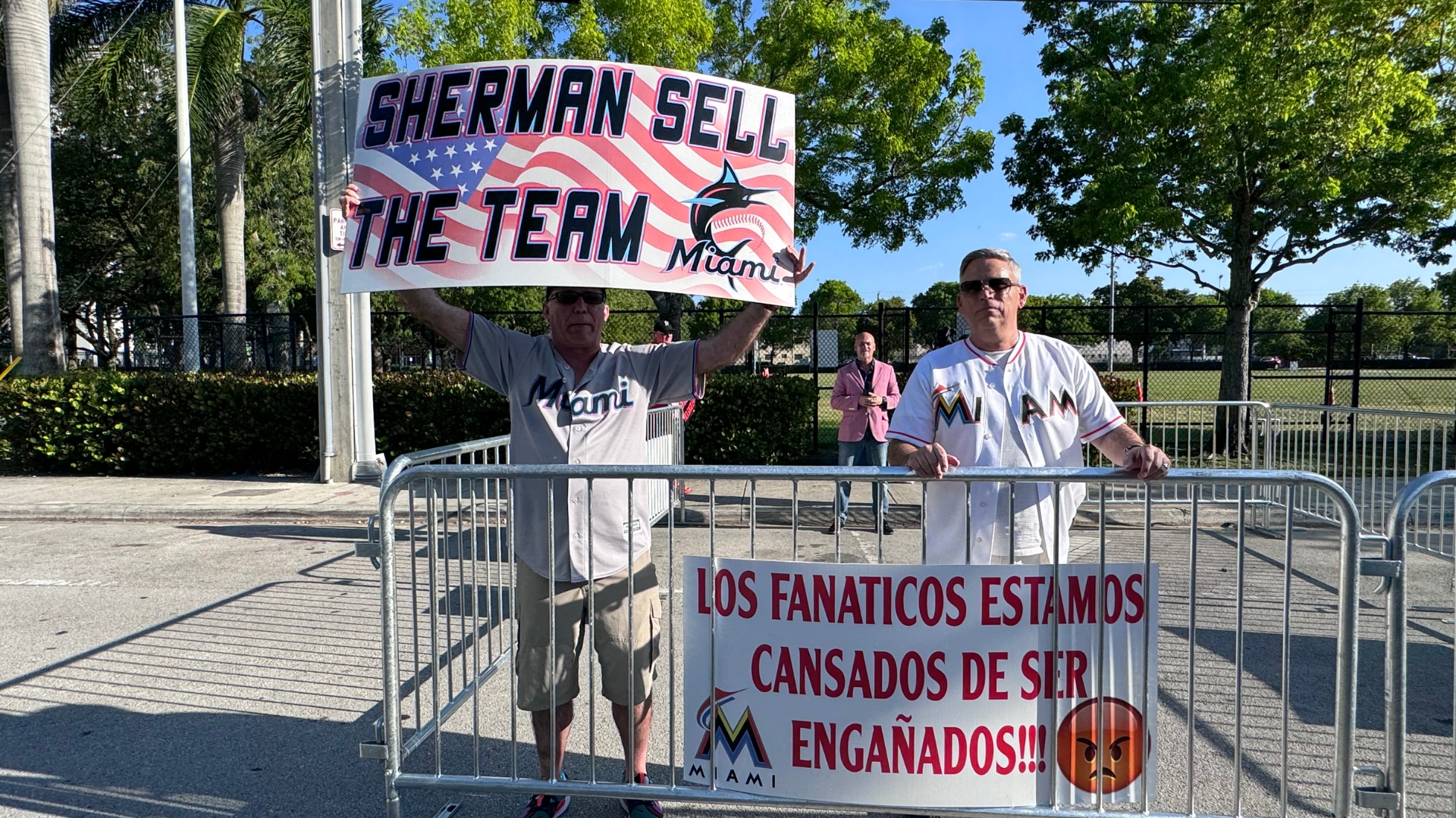 Protesta en el loanDepot Park: Los aficionados exigen cambios en los Marlins