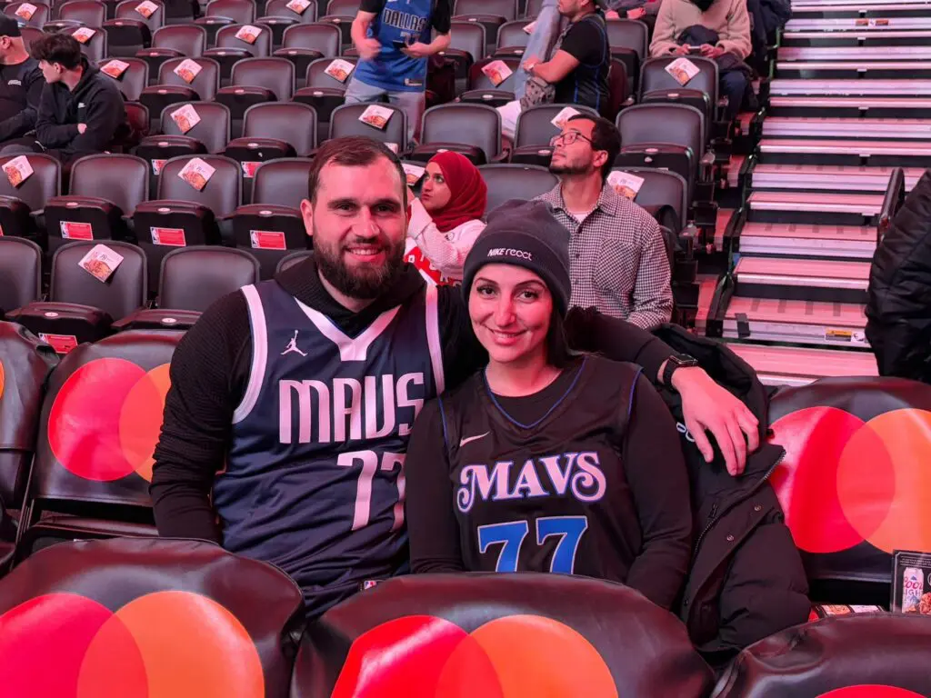 Aficionados de los Mavericks y de Luka Doncic en el Scotiabank Arena