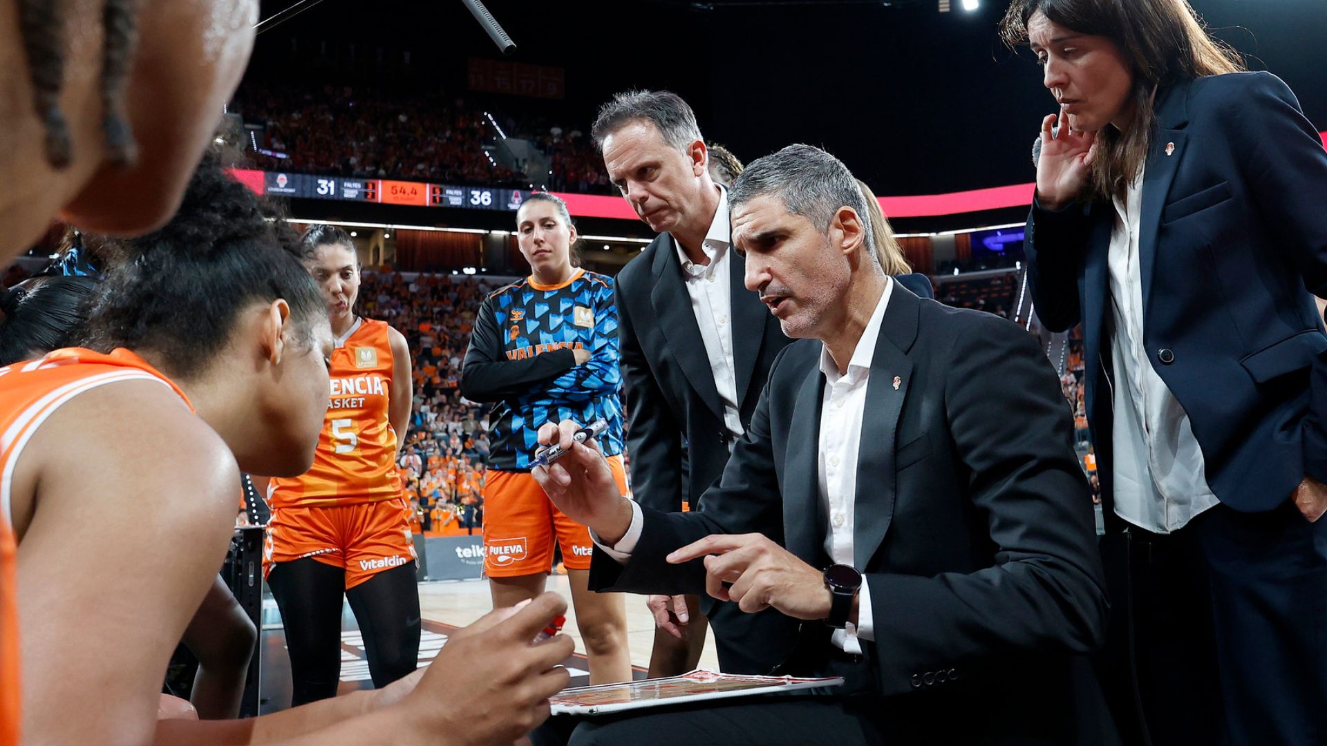 Las palabras de Rubén Burgos tras levantar el cuarto título de Liga Femenina Endesa con Valencia Basket