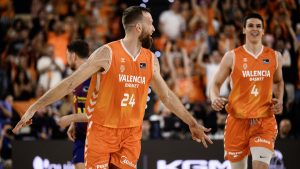 Valencia Basket supera con claridad al Barça e iguala la final